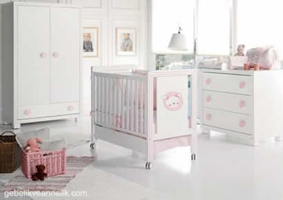 beyaz pembe bebek odası dekorasyonu