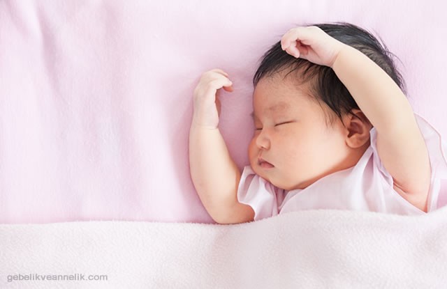 Sevimli Uyuyan Bebek Fotoğrafları